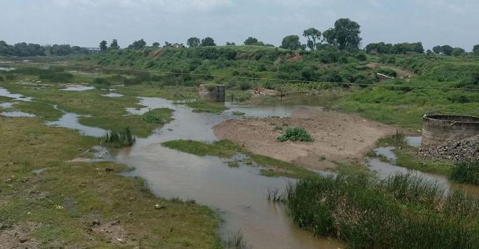Increase in river pollution in Buldana district! | बुलडाणा जिल्ह्यातील नद्यांचा कोंडला श्वास Increase in river pollution in Buldana district! | बुलडाणा जिल्ह्यातील नद्यांचा कोंडला श्वास