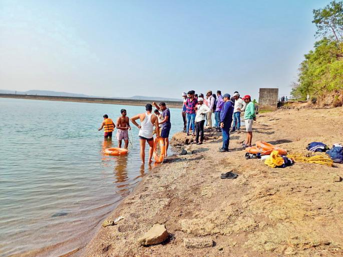 Young man drowns in Khadakwasla dam in Pune The riots of friends became costly | पुण्यातील खडकवासला धरणात बुडून तरुणाचा मृत्यू; मित्रांची हुल्लडबाजी पडली महागात Young man drowns in Khadakwasla dam in Pune The riots of friends became costly | पुण्यातील खडकवासला धरणात बुडून तरुणाचा मृत्यू; मित्रांची हुल्लडबाजी पडली महागात