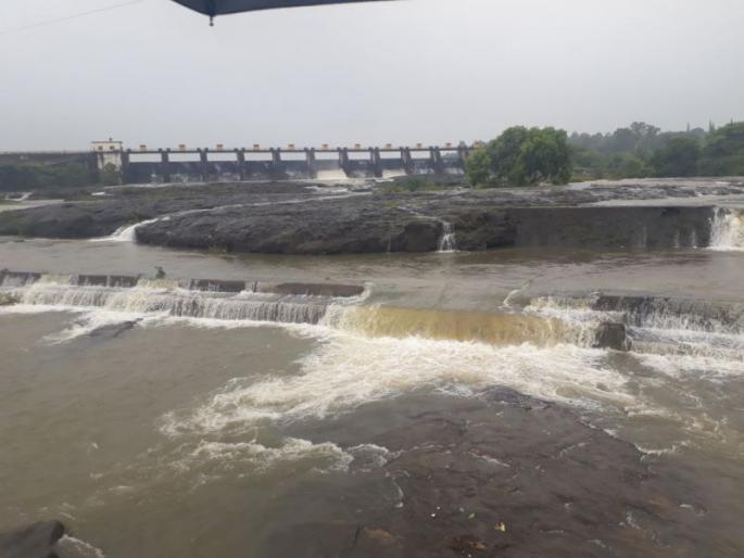 khadakwasla dam is full due to heavy rainfall | खडकवासला धरणातून पाणी सोडण्यास सुरुवात khadakwasla dam is full due to heavy rainfall | खडकवासला धरणातून पाणी सोडण्यास सुरुवात