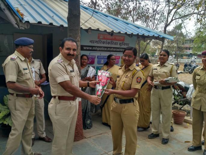 Women's Police's felicitated on womens day in Akola | जागतीक महिला दिनानीमीत्त अकोल्यातील पोलिस ठाण्यांमध्ये महिला पोलिसांचा गौरव Women's Police's felicitated on womens day in Akola | जागतीक महिला दिनानीमीत्त अकोल्यातील पोलिस ठाण्यांमध्ये महिला पोलिसांचा गौरव
