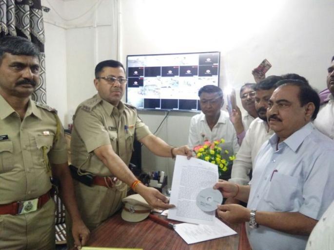 An FIR has been lodged against Anjali Damania by former minister Eknath Rao Khadse | माजी मंत्री एकनाथराव खडसे यांच्या फिर्यादीवरून अंजली दमानियांविरुद्ध गुन्हा दाखल An FIR has been lodged against Anjali Damania by former minister Eknath Rao Khadse | माजी मंत्री एकनाथराव खडसे यांच्या फिर्यादीवरून अंजली दमानियांविरुद्ध गुन्हा दाखल