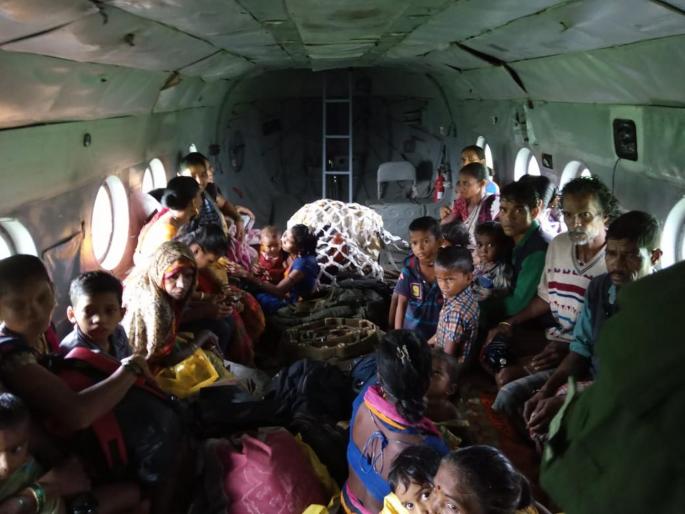 Video: 58 residents of Jugawa near Khadwali rescued by helicopter | Video : खडवलीजवळील जूगावातील ५८ रहिवाशांची हेलिकॉप्टरच्या मदतीने सुखरूप सुटका Video: 58 residents of Jugawa near Khadwali rescued by helicopter | Video : खडवलीजवळील जूगावातील ५८ रहिवाशांची हेलिकॉप्टरच्या मदतीने सुखरूप सुटका