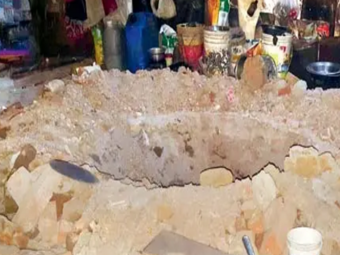 Horrible act! A pit dug in the house for secret money; Crime against seven persons | गुप्तधनाच्या लालसेने अघोरी कृत्य, घरातच खोदला १२ फुट खोल खड्डा; सात जणांवर गुन्हा Horrible act! A pit dug in the house for secret money; Crime against seven persons | गुप्तधनाच्या लालसेने अघोरी कृत्य, घरातच खोदला १२ फुट खोल खड्डा; सात जणांवर गुन्हा