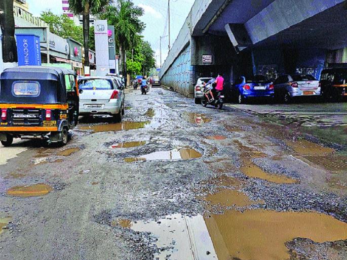 Billions spent in pits, use of inferior materials; Attack the opposition with the authorities | खड्ड्यात गेले कोट्यवधी, निकृष्ट साहित्याचा वापर; सत्ताधाऱ्यांसह विरोधकांवर हल्लाबोल Billions spent in pits, use of inferior materials; Attack the opposition with the authorities | खड्ड्यात गेले कोट्यवधी, निकृष्ट साहित्याचा वापर; सत्ताधाऱ्यांसह विरोधकांवर हल्लाबोल