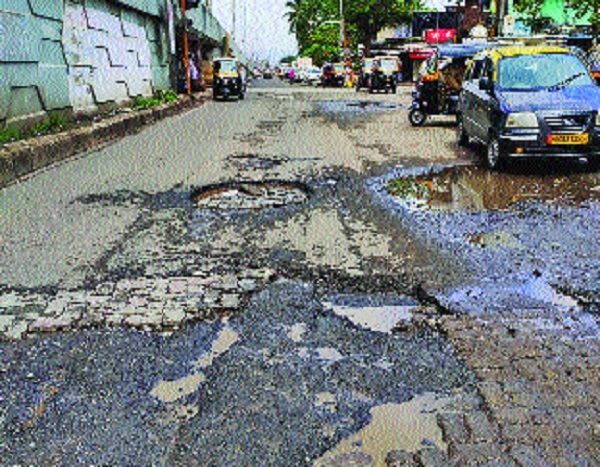 Poor condition of roads in the eastern suburbs | पूर्व उपनगरातील रस्त्यांची खड्ड्यांमुळे दुरवस्था Poor condition of roads in the eastern suburbs | पूर्व उपनगरातील रस्त्यांची खड्ड्यांमुळे दुरवस्था