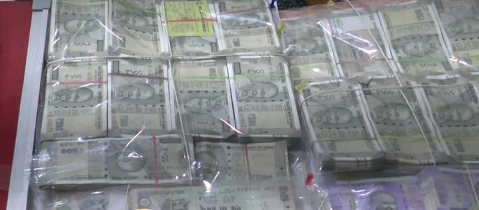 The swindler Gurnule had hidden Rs 55 lakh in the pit | ठगबाज गुरनुलेने  खड्ड्यात लपवून ठेवले होते ५५ लाख