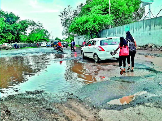 Two crore of month for one pits in pune | पुण्यातील खड्डे ‘खाता’हेत महिन्याकाठी दोन कोटी Two crore of month for one pits in pune | पुण्यातील खड्डे ‘खाता’हेत महिन्याकाठी दोन कोटी
