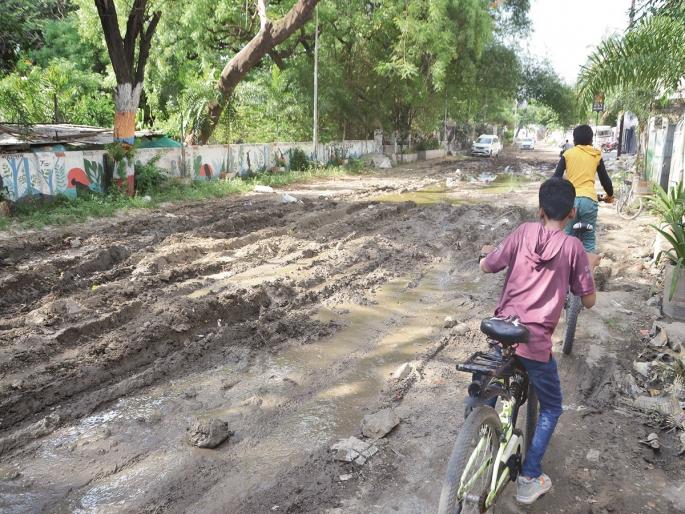 Hundred crore roads waiting for 'signature'; Bear the pitfalls for another month | शंभर कोटींच्या रस्त्यांना ‘सही’ची प्रतीक्षा; आणखी महिनाभर सहन करा खड्ड्यांचा त्रास Hundred crore roads waiting for 'signature'; Bear the pitfalls for another month | शंभर कोटींच्या रस्त्यांना ‘सही’ची प्रतीक्षा; आणखी महिनाभर सहन करा खड्ड्यांचा त्रास