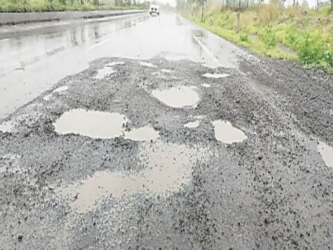 pune news the Gram Panchayat temporarily repaired the potholes on the Pune-Nagar highway | पुणे - नगर महामार्गावरील खड्ड्यांची तात्पुरती दुरुस्ती ग्रामपंचायतीने केली