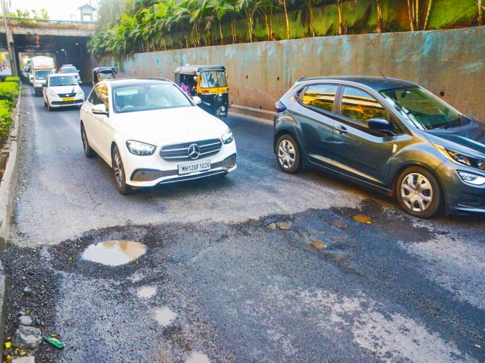 Life-threatening potholes in the Dapodi to Nigdi grade separator; The road is not repaired despite a tender of crores for maintenance | दापोडी ते निगडी ग्रेड सेपरेटरमध्ये जीवघेणे खड्डे;देखभालीसाठी कोटीची निविदा तरी रस्ता दुरुस्त होईना Life-threatening potholes in the Dapodi to Nigdi grade separator; The road is not repaired despite a tender of crores for maintenance | दापोडी ते निगडी ग्रेड सेपरेटरमध्ये जीवघेणे खड्डे;देखभालीसाठी कोटीची निविदा तरी रस्ता दुरुस्त होईना