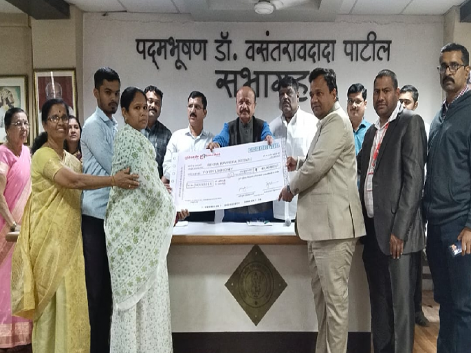 Make a proposal to retain transfer contract workers says Guardian Minister Suresh Khade | बदली, कंत्राटी कामगारांना कायम करण्याचा फेरप्रस्ताव द्या - पालकमंत्री सुरेश खाडे Make a proposal to retain transfer contract workers says Guardian Minister Suresh Khade | बदली, कंत्राटी कामगारांना कायम करण्याचा फेरप्रस्ताव द्या - पालकमंत्री सुरेश खाडे