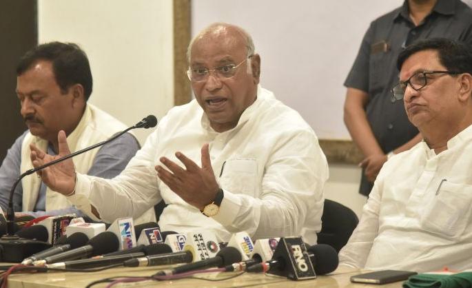 Maharashtra Assembly Election 2019: Congress will contest elections on local issues: Kharge-Thorat | Maharashtra Assembly Election 2019 : काँग्रेस स्थानिक मुद्यांवरच निवडणूक लढणार : खरगे-थोरात यांचा दावा