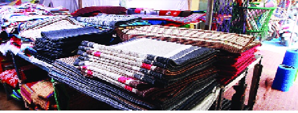  The work of Khadi Gramogyogi on 'Oxygen'! Thandalai: The burden of Chandgad, Ajara, Gadhinglaj taluka on one employee | खादी ग्रामोद्योगचे काम ‘आॅक्सिजन’वर ! कामे थंडावली : एका कर्मचाऱ्यावर चंदगड, आजरा, गडहिंग्लज तालुक्यांचा भार