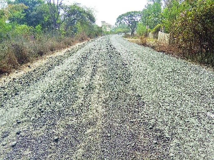 Stacking increases the chance of an accident | खडी उखडल्याने अपघातामध्ये वाढ Stacking increases the chance of an accident | खडी उखडल्याने अपघातामध्ये वाढ