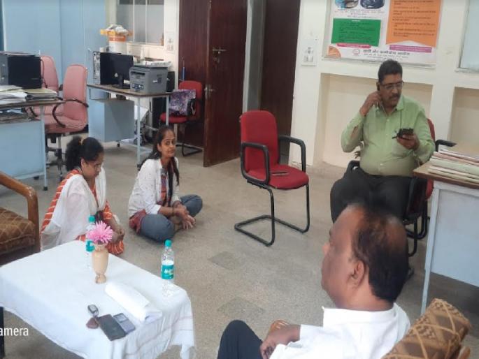 A protest was held at the Khadi Village Industry Office to get the approved machine | मंजूर झालेली मशीन मिळण्यासाठी खादी ग्रामोद्योग कार्यालयात ठिय्या आंदोलन A protest was held at the Khadi Village Industry Office to get the approved machine | मंजूर झालेली मशीन मिळण्यासाठी खादी ग्रामोद्योग कार्यालयात ठिय्या आंदोलन