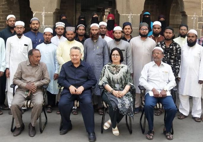 Khadamma Urdu Forum helping children leaving school |  शाळा सोडणाºया मुलांसाठी मदत करणारी खादिमाने उर्दू फोरम