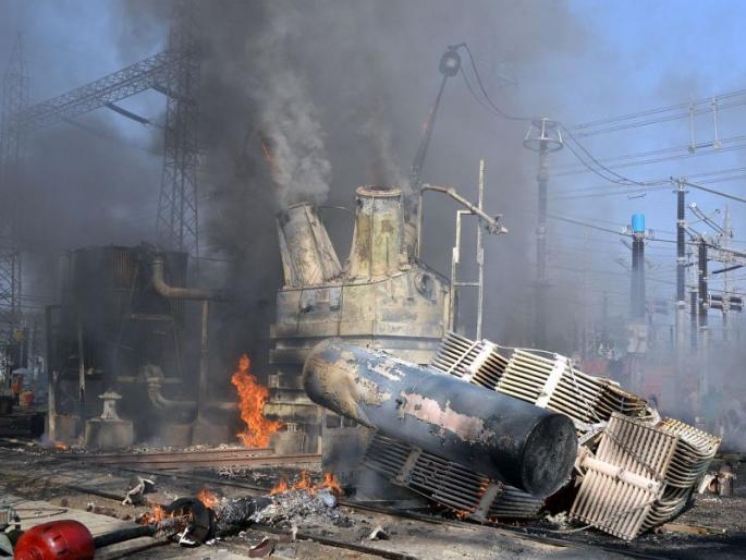 Lightning sub-center fire at Khadka in Bhusaval taluka | भुसावळ तालुक्यातील खडका येथे वीज उपकेंद्राला आग Lightning sub-center fire at Khadka in Bhusaval taluka | भुसावळ तालुक्यातील खडका येथे वीज उपकेंद्राला आग