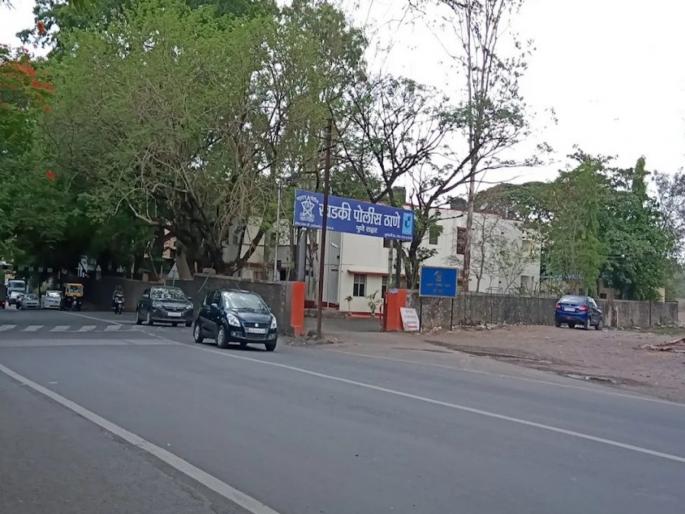 Khadki police officer beaten up by 4 people after being stopped for driving erratically | गाडी वेडीवाकडी चालवल्याने थांबवून विचारणा; ४ जणांकडून खडकी पोलिसांना लाथाबुक्क्यांनी मारहाण Khadki police officer beaten up by 4 people after being stopped for driving erratically | गाडी वेडीवाकडी चालवल्याने थांबवून विचारणा; ४ जणांकडून खडकी पोलिसांना लाथाबुक्क्यांनी मारहाण