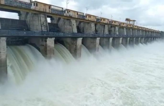 Torrential rains in Buldana district; 19 gates of Khadakpurna opened by one and a half feet | बुलडाणा जिल्ह्यात मुसळधार पाऊस; खडकपूर्णाचे १९ दरवाजे दीड फुटाने उघडले Torrential rains in Buldana district; 19 gates of Khadakpurna opened by one and a half feet | बुलडाणा जिल्ह्यात मुसळधार पाऊस; खडकपूर्णाचे १९ दरवाजे दीड फुटाने उघडले