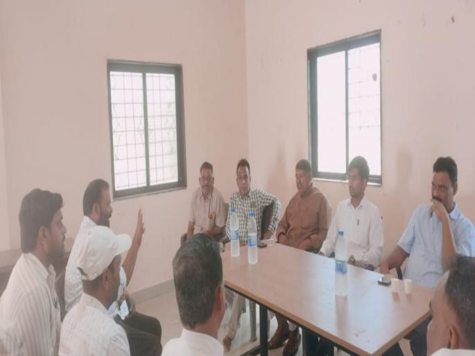 Conflict over Khadakwasla canal water reaches climax, officials held at bay | बारामती, दौंड, हवेली तालुक्यात पाणी; मात्र इंदापूरला भेदभाव Conflict over Khadakwasla canal water reaches climax, officials held at bay | बारामती, दौंड, हवेली तालुक्यात पाणी; मात्र इंदापूरला भेदभाव