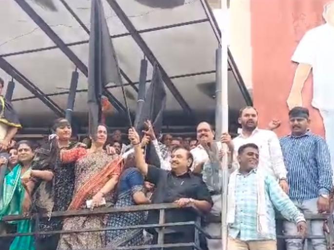 The Deputy CM Devendra Fadanvis was welcomed by NCP with black flags in Jalgaon | जळगावात उपमुख्यमंत्र्यांचे राष्ट्रवादीकडून काळे झेंडे दाखवून स्वागत The Deputy CM Devendra Fadanvis was welcomed by NCP with black flags in Jalgaon | जळगावात उपमुख्यमंत्र्यांचे राष्ट्रवादीकडून काळे झेंडे दाखवून स्वागत