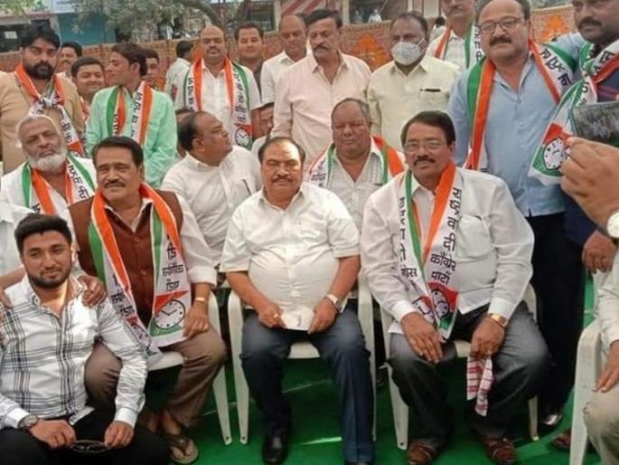 (18 bjp corporators joins NCP in the presence of Eknath Khadse in jalgaon | खडसेंचा दणका, भाजपला खिंडार; ३१ आजी-माजी नगरसेवकांचा राष्ट्रवादीत प्रवेश (18 bjp corporators joins NCP in the presence of Eknath Khadse in jalgaon | खडसेंचा दणका, भाजपला खिंडार; ३१ आजी-माजी नगरसेवकांचा राष्ट्रवादीत प्रवेश