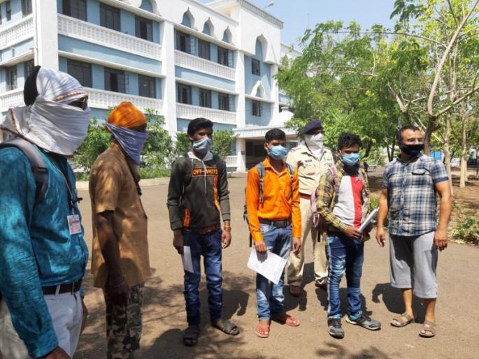 88 people sent home from shelter in Khamgaon! | खामगाव येथील निवारा गृहातून ८८ जणांना घरी पाठविले! 88 people sent home from shelter in Khamgaon! | खामगाव येथील निवारा गृहातून ८८ जणांना घरी पाठविले!