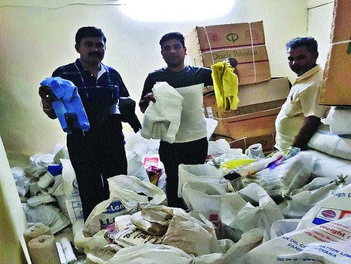 Three tonnes of plastic bags seized from Khairne, municipal corporation recovers Rs. | खैरणेमधून तीन टन प्लास्टिक पिशव्या जप्त, महापालिकेकडून महिनाभरात १६ लाखांची वसुली Three tonnes of plastic bags seized from Khairne, municipal corporation recovers Rs. | खैरणेमधून तीन टन प्लास्टिक पिशव्या जप्त, महापालिकेकडून महिनाभरात १६ लाखांची वसुली