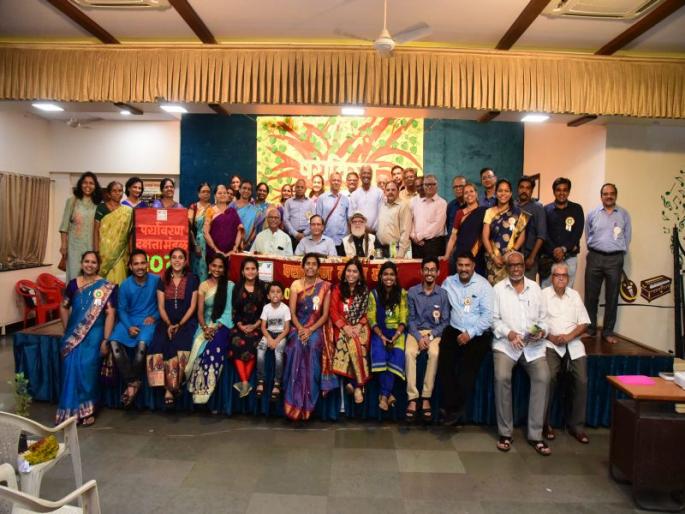 Neelimkumar Khaare Yana Paper made of coconut made salami, researcher attitude required for environment | नीलिमकुमार खैरे याना कागदाचा नागसर्प बनवून दिली सलामी, पर्यावरण जतनासाठी संशोधक वृत्ती आवश्यक Neelimkumar Khaare Yana Paper made of coconut made salami, researcher attitude required for environment | नीलिमकुमार खैरे याना कागदाचा नागसर्प बनवून दिली सलामी, पर्यावरण जतनासाठी संशोधक वृत्ती आवश्यक