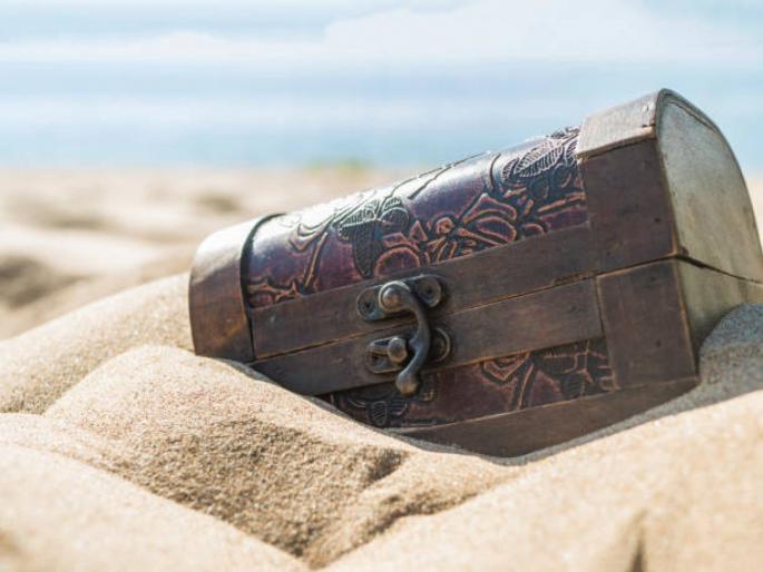 fishermen found treasure box in sea contained with aजple products | या मच्छीमारांचा एका रात्रीत नशीबच पालटलं, मिळाला मौल्यवान खजिना, वस्तू पाहुन बसला धक्का fishermen found treasure box in sea contained with aजple products | या मच्छीमारांचा एका रात्रीत नशीबच पालटलं, मिळाला मौल्यवान खजिना, वस्तू पाहुन बसला धक्का