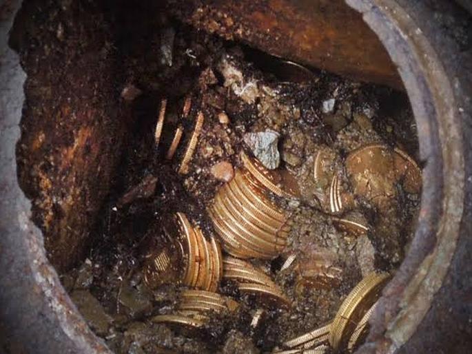 Kerala lottery winner Rathnakaran Pillai tills land bought from gain discovers buried treasure | वाह रे नशीब! आधी लागली ६ कोटी रूपयांची लॉटरी, नंतर शेतात सापडला मोठा 'खजिना'.... Kerala lottery winner Rathnakaran Pillai tills land bought from gain discovers buried treasure | वाह रे नशीब! आधी लागली ६ कोटी रूपयांची लॉटरी, नंतर शेतात सापडला मोठा 'खजिना'....