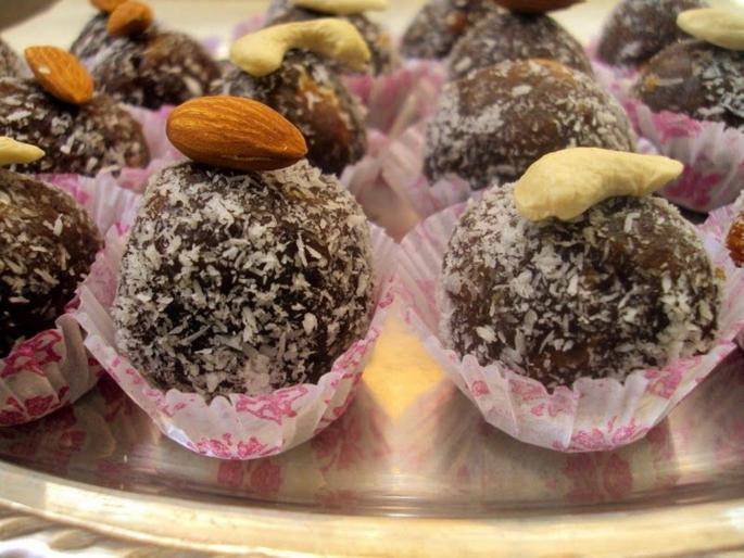 Ganesh Chaturthi 2019 ganesh festival special receipe how make tasty and healthy khajoor laddu or lado | Ganesh Chaturthi 2019 : चविष्ट अन् पौष्टिक, करायलाही सोपे असे खजुराचे लाडू! Ganesh Chaturthi 2019 ganesh festival special receipe how make tasty and healthy khajoor laddu or lado | Ganesh Chaturthi 2019 : चविष्ट अन् पौष्टिक, करायलाही सोपे असे खजुराचे लाडू!