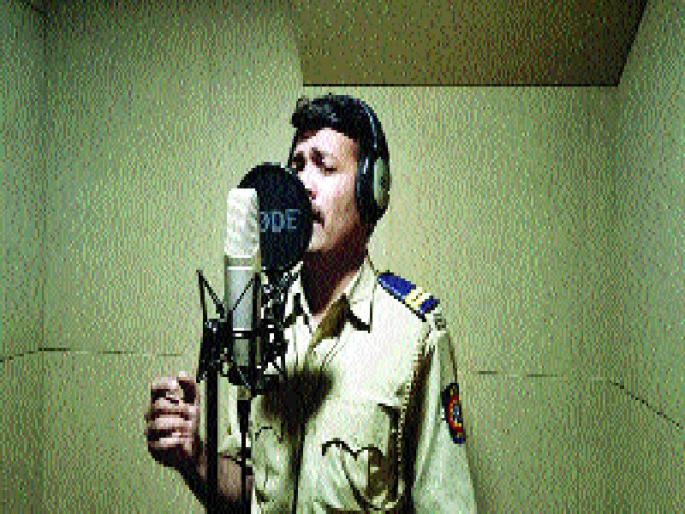 'Secret Super Star' in Khakee | खाकीतील ‘सिक्रेट सुपर स्टार’ला जगभरातून ‘सॅल्यूट’, संघपालच्या गाण्याला पसंती 'Secret Super Star' in Khakee | खाकीतील ‘सिक्रेट सुपर स्टार’ला जगभरातून ‘सॅल्यूट’, संघपालच्या गाण्याला पसंती