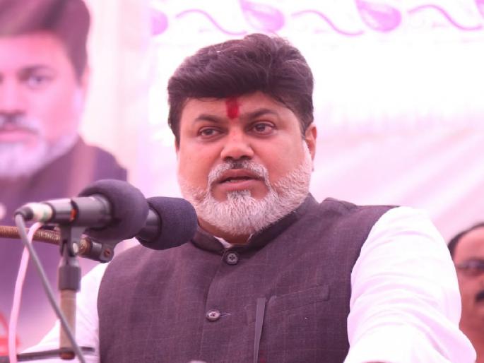 Those who hold meetings at Shivaji Park now hold meetings in the barn. Criticism of Minister Uday Samant | शिवाजी पार्कवर सभा घेणारे आता खळ्यात बैठका घेतात, उदय सामंतांचा टोला Those who hold meetings at Shivaji Park now hold meetings in the barn. Criticism of Minister Uday Samant | शिवाजी पार्कवर सभा घेणारे आता खळ्यात बैठका घेतात, उदय सामंतांचा टोला