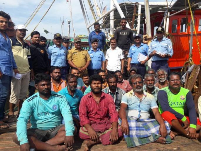Around 600 sailors for Ratnagiri | सुमारे ६०० खलाशी आश्रयासाठी रत्नागिरीत Around 600 sailors for Ratnagiri | सुमारे ६०० खलाशी आश्रयासाठी रत्नागिरीत