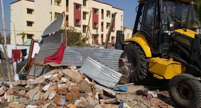 Encroachment of Khalasi line deleted even after protest | विरोधानंतरही हटविले खलासी लाईनचे अतिक्रमण Encroachment of Khalasi line deleted even after protest | विरोधानंतरही हटविले खलासी लाईनचे अतिक्रमण