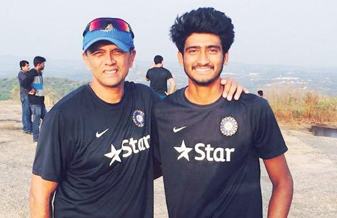 Asia Cup 2018: Who is Khalil Ahmed, who is making his debut against Hong Kong? | Asia Cup 2018 : हाँगकाँगविरुद्धच्या सामन्यात पदार्पण करणारा खलील अहमद कोण... माहिती आहे का