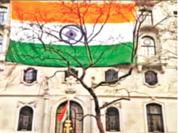 Khalistani supporter thrashing, tricolor insulted abroad | खलिस्तानी समर्थकांचा धुडगूस, परदेशात तिरंग्याचा अपमान Khalistani supporter thrashing, tricolor insulted abroad | खलिस्तानी समर्थकांचा धुडगूस, परदेशात तिरंग्याचा अपमान