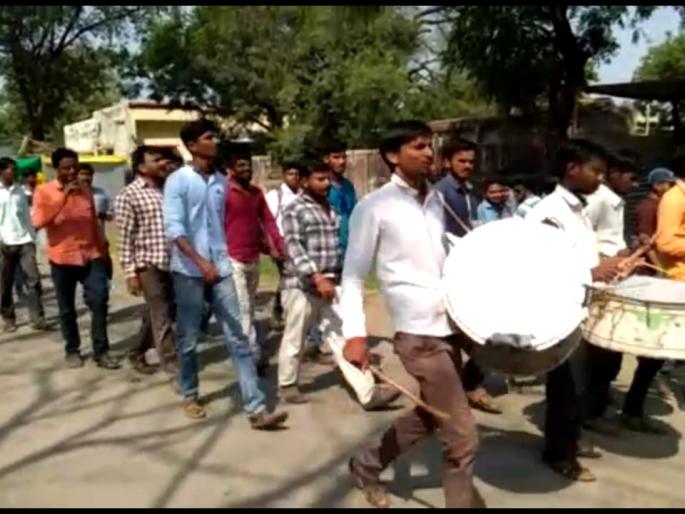 villagers Request to tahsiladars for the road | रस्ता डांबरीकरणासाठी ढोल ताशांच्या गजरात तहसीलदारांना दिले निवेदन 