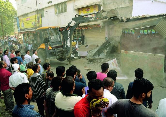 Lokmat Impact: Eradicate encroachment in Nagpur's Khamala | लोकमत इम्पॅक्ट : नागपूरच्या खामल्यातील अतिक्रमणाचा सफाया Lokmat Impact: Eradicate encroachment in Nagpur's Khamala | लोकमत इम्पॅक्ट : नागपूरच्या खामल्यातील अतिक्रमणाचा सफाया