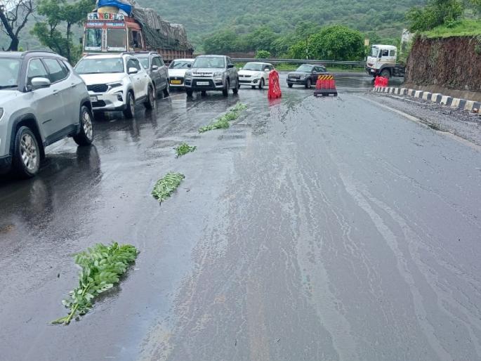 Oil spilled at Khambataki ghat, motorists exercise; Traffic smooth after 12 hours of cleaning operation | Satara: खंबाटकी घाटात ऑईल सांडले, वाहनचालकांची कसरत; १२ तासांच्या सफाई मोहीमेनंतर वाहतूक सुरळीत Oil spilled at Khambataki ghat, motorists exercise; Traffic smooth after 12 hours of cleaning operation | Satara: खंबाटकी घाटात ऑईल सांडले, वाहनचालकांची कसरत; १२ तासांच्या सफाई मोहीमेनंतर वाहतूक सुरळीत