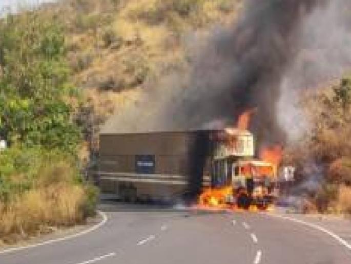 Container burnt in Khambataki Ghat on Pune Bangalore National Highway | Satara News: खंबाटकी घाटात कंटेनर अपघाताने आगडोंब, ब्रेक निकामी झाल्याने उताराने पाठीमागील कंटेनरला धडक Container burnt in Khambataki Ghat on Pune Bangalore National Highway | Satara News: खंबाटकी घाटात कंटेनर अपघाताने आगडोंब, ब्रेक निकामी झाल्याने उताराने पाठीमागील कंटेनरला धडक