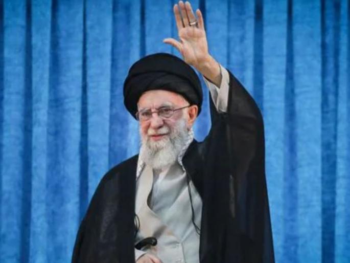 Paralyzed in one hand, can't even hear properly! How has Ayatollah Khamenei managed to run the Iranian government for 44 years? | एका हाताला लकवा, नीट ऐकताही येत नाही! तरीही ४४ वर्षांपासून अयातुल्ला खामेनेई कसं सांभाळतात इराणचं सरकार? Paralyzed in one hand, can't even hear properly! How has Ayatollah Khamenei managed to run the Iranian government for 44 years? | एका हाताला लकवा, नीट ऐकताही येत नाही! तरीही ४४ वर्षांपासून अयातुल्ला खामेनेई कसं सांभाळतात इराणचं सरकार?