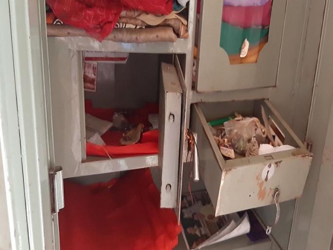 Thieves raised Rs 1.5 lakh from home in khamgaon buldhana | खामगावात चोरी, दीड लाखांचा ऐवज लंपास 