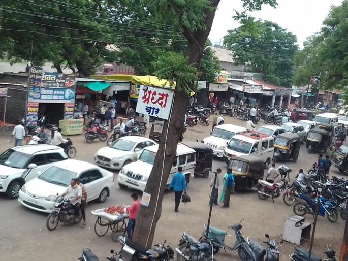 encroachment on The main road in Khamgaon | खामगावातील मुख्य रस्ताच अतिक्रमणाच्या विळख्यात 