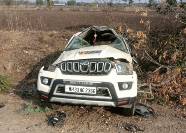 in khamgaon speeding car overturned one dead four injured  | भरधाव कार उलटली; एक ठार, चार जखमी  in khamgaon speeding car overturned one dead four injured  | भरधाव कार उलटली; एक ठार, चार जखमी