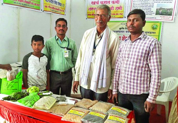 Khamgaon Krishi Mahotsav: Millions of turnover turnover from group! | #खामगाव कृषी महोत्सव : गटशेतीतून लाखोंची उलाढाल! Khamgaon Krishi Mahotsav: Millions of turnover turnover from group! | #खामगाव कृषी महोत्सव : गटशेतीतून लाखोंची उलाढाल!
