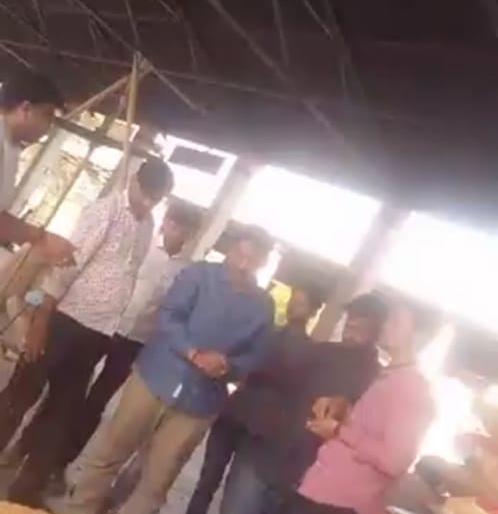 Sting operation: Reverse oction in Khamgaon Market Committee | Sting operation : खामगावात बाजार समिती संचालकासमोर ‘उलटी हर्राशी’  Sting operation: Reverse oction in Khamgaon Market Committee | Sting operation : खामगावात बाजार समिती संचालकासमोर ‘उलटी हर्राशी’