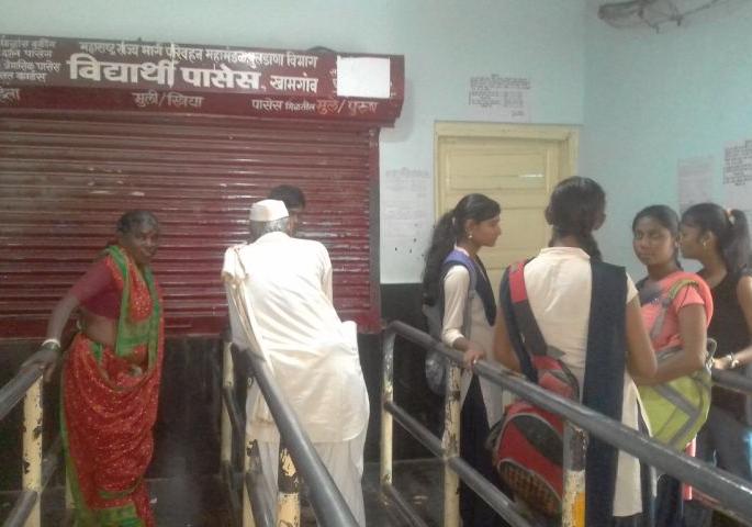 The peak of chaos in the Khamgaon bus station! | खामगाव बसस्थानकात अनागोंदी कारभाराचा कळस! The peak of chaos in the Khamgaon bus station! | खामगाव बसस्थानकात अनागोंदी कारभाराचा कळस!