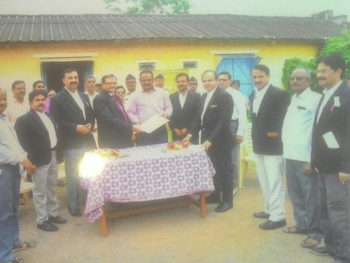 Another hurdle away to the Khamgaon court's new building | खामगांव न्यायालयाच्या नवीन ईमारतीचा आणखी एक अडथळा दूर; पंचायत समितिने दिला जागेचा ताबा Another hurdle away to the Khamgaon court's new building | खामगांव न्यायालयाच्या नवीन ईमारतीचा आणखी एक अडथळा दूर; पंचायत समितिने दिला जागेचा ताबा